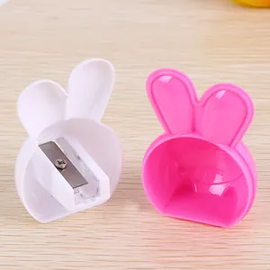 Taille-crayons manuels mignons en forme de lapin pour enfants en blanc et rose