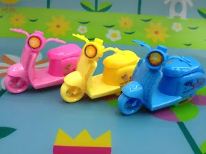 Gros plan de taille-crayons moto mignons en couleurs rose, jaune et bleu vif