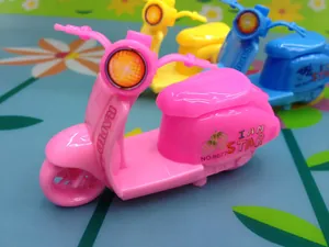 Vue détaillée des taille-crayons en forme de moto dessin animé pour les écoliers