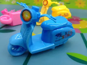 Détail macro des taille-crayons en forme de moto mignonne en plastique bleu, rose et jaune