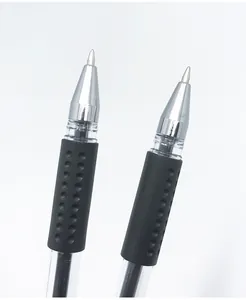 Détail macro de la pointe du stylo gel 0,5mm avec une poignée en caoutchouc noir