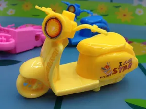 Vue macro d'un taille-crayon moto jaune avec inscriptions Rapid et Star pour écoliers