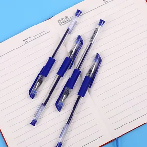Détail de stylos gel bleus 0,5 mm avec corps transparent et grip en caoutchouc sur carnet