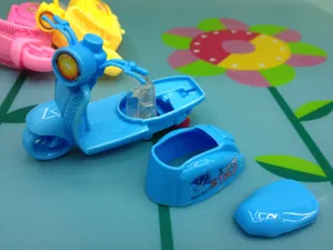 Vue détaillée du taille-crayon moto montrant les pièces amovibles en plastique bleu