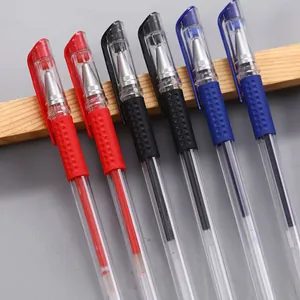 Détail de stylos gel rouges, noirs et bleus avec corps transparent et grip en caoutchouc