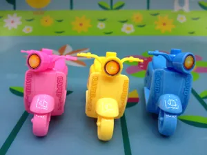 Détail de taille-crayons moto colorés en rose, jaune et bleu pour fournitures scolaires