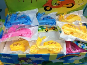 Vue détaillée de taille-crayons moto colorés sous emballage de vente individuel