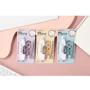 Gros plan sur le ruban correcteur PET de 5mm avec une longueur de 12m et buse lisse