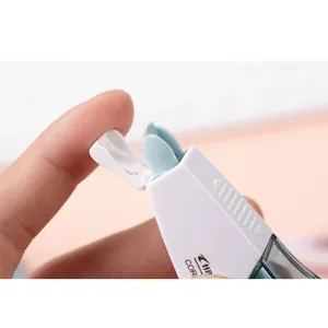 Vue macro de la tête du ruban correcteur blanc avec pointe bleue et capuchon de protection