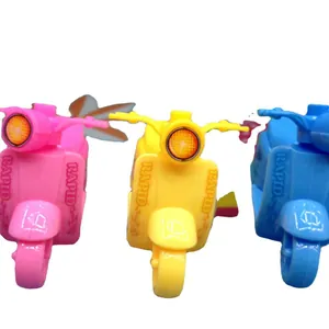 Trois taille-crayons colorés en forme de moto en rose, jaune et bleu pour les écoliers