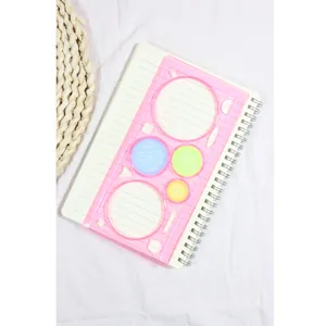 Kit de gabarits de dessin géométrique rose avec engrenages colorés sur carnet