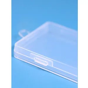 Vue détaillée d'une boîte de rangement en plastique avec fermeture et trou de suspension
