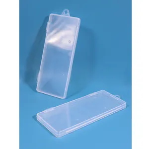 Vue détaillée de deux boîtes de rangement transparentes avec boucles et crochets de suspension