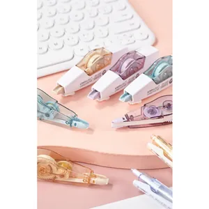 Lot de rubans correcteurs minimalistes aux couleurs pastel sur bureau avec clavier