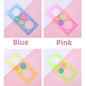 Vue détaillée de règles de dessin spirographe en bleu, rose, jaune et vert pour enfants
