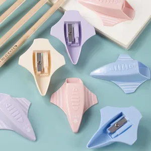 Sacapuntas de avión de dibujos animados en colores macaron para estudiantes y papelería