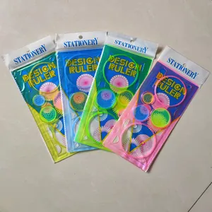 Détail de quatre règles de dessin colorées en plastique pour kit de papeterie enfant
