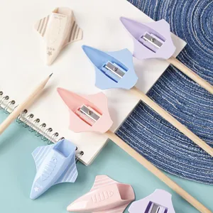 Sacapuntas creativo con forma de cohete en colores pastel para niños de escuela