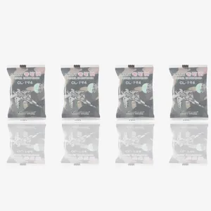 Primer plano de mini sacapuntas de aviones de combate en bolsas individuales de camuflaje