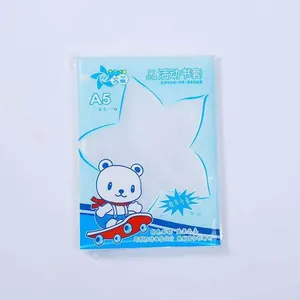Vue de face des protège-livres autocollants A5 avec design de petit ours bleu de dessin animé