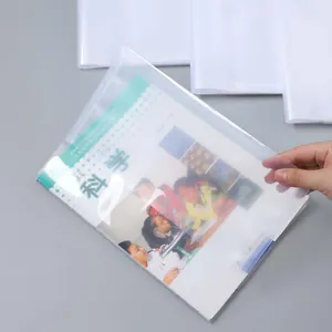 Gros plan du film de protection transparent imperméable pour livres scolaires