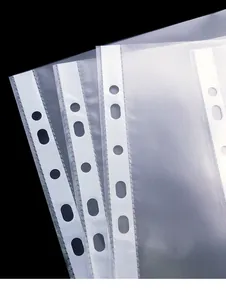 Détail de pochettes perforées A4 transparentes avec bande de reliure blanche renforcée