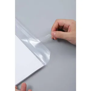 Gros plan montrant le décollage facile du film de protection autocollant transparent épais