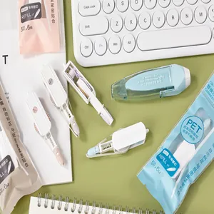 Set de rubans correcteurs pastel avec recharges PET sur un bureau de travail propre