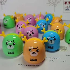 Dettaglio di temperamatite colorati a forma di cervo con simpatici musi di orso