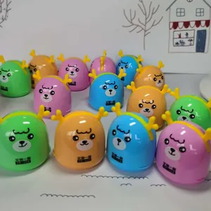 Dettaglio di simpatici temperamatite a forma di cervo in verde, arancione, rosa e blu