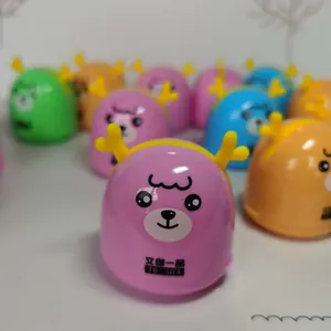 Dettaglio del simpatico temperamatite a forma di cervo con design arrotondato e colori pastello