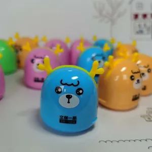 Dettaglio macro di temperamatite a forma di cervo nei colori pastello blu e rosa