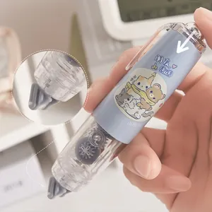 Detalle del bolígrafo de cinta adhesiva azul con engranajes y dibujos de gatos lindos