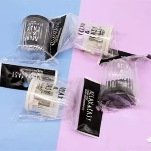 Détail des taille-crayons manuels sous emballage transparent avec étiquettes suspendues