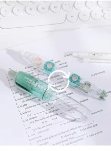 Detalle de bolígrafo aplicador de pegamento de doble cara recargable sobre papel