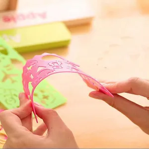 Flexibele roze plastic geometrie sjabloonliniaal met uitgesneden patronen voor kinderen