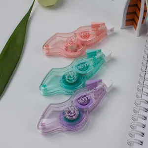 Detail van 4m transparante dubbelzijdige lijmtape pennen in pastelroze, groen en paars