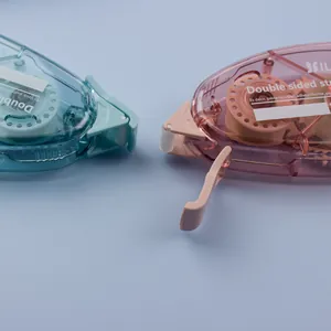 Close-up van doorschijnende dubbelzijdige plakbandrollers in blauw en roze voor kantoor