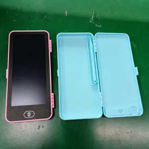Detalle de estuche escolar para niños con tableta de escritura LCD y puntero