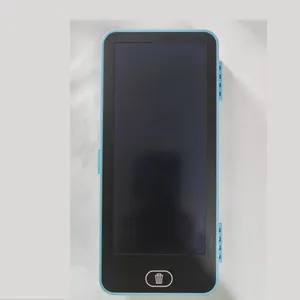 Détail d'une tablette d'écriture LCD bleue pour enfants avec bouton d'effacement