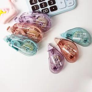 Detailopname van doorschijnende dubbelzijdige lijmrollers in pastelkleuren voor DIY