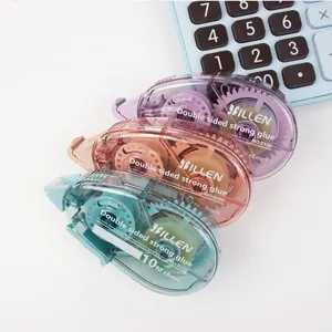 Drie macaron dubbelzijdige dot tapes 10m x 8mm met een blauwe rekenmachine erbij