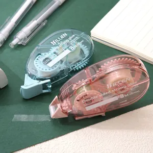 Gros plan du ruban adhésif double face HILLEN sur un bureau vert pour le scrapbooking