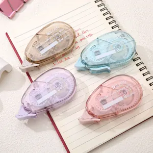 Détail de rouleaux d'adhésif de 8m en quatre couleurs pastel sur un carnet