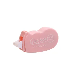 Detail eines rosa Mini-Kleberoller mit 6mm x 6m Spezifikationen und transparenter Spitze