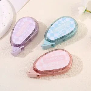 Tres rodillos de cinta adhesiva de doble cara en color violeta, azul y rosa para manualidad