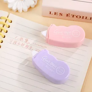 Makrodetail von ergonomischen rosa und lila Kleberollern auf einem Schreibtisch