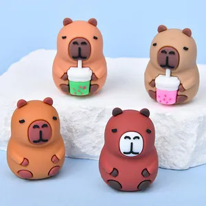 Set di quattro graziosi temperamatite a forma di Capybara su pietre bianche