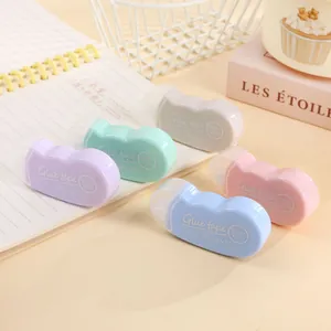 Nahaufnahme von 5 wolkenförmigen Kleberollern in Pastellfarben auf einem Schreibtisch
