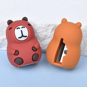 Dettaglio del retro del temperino capibara con lama a vista e finitura in silicone arancio